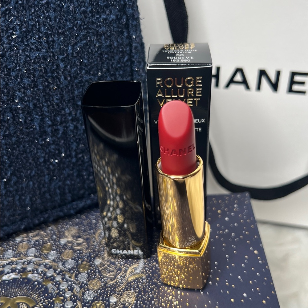 Chanel Limited Set:Serum, Lipstick, Cosmetic Bag, A Card, Ribbons & Shopping Bag - Picture 12 of 17